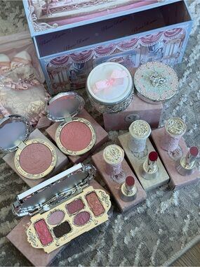 Flower Knows Swan Ballet Makeup Set
